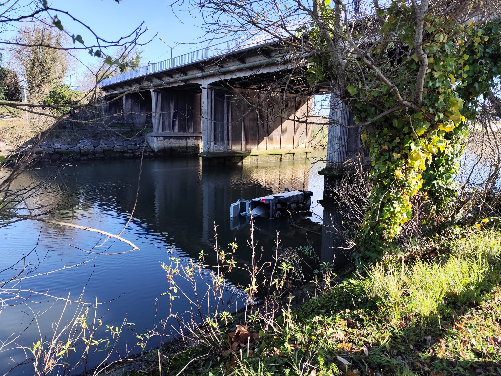 Una furgoneta en la ría de Avilés: las imágenes que deja el accidente