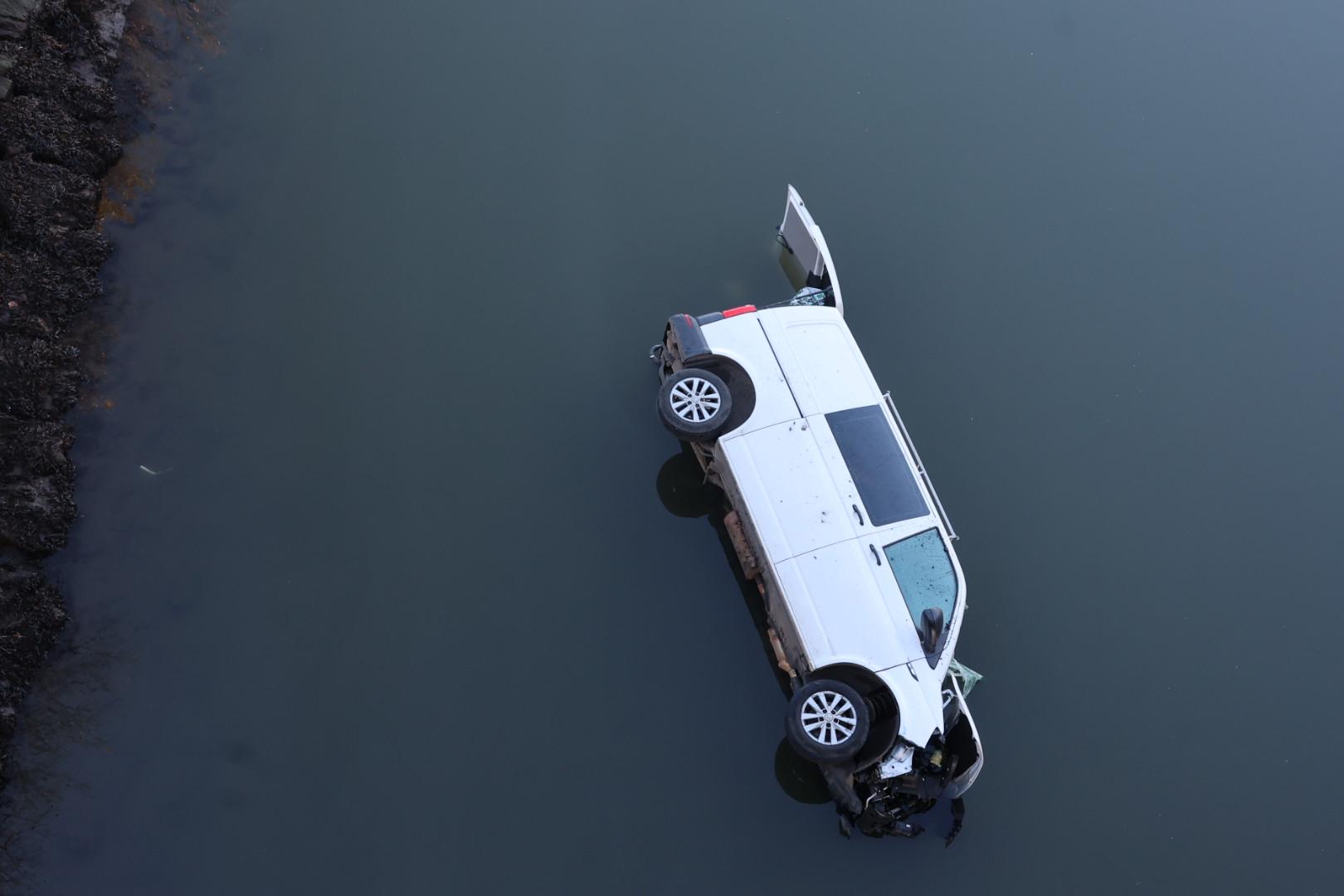 Una furgoneta en la ría de Avilés: las imágenes que deja el accidente