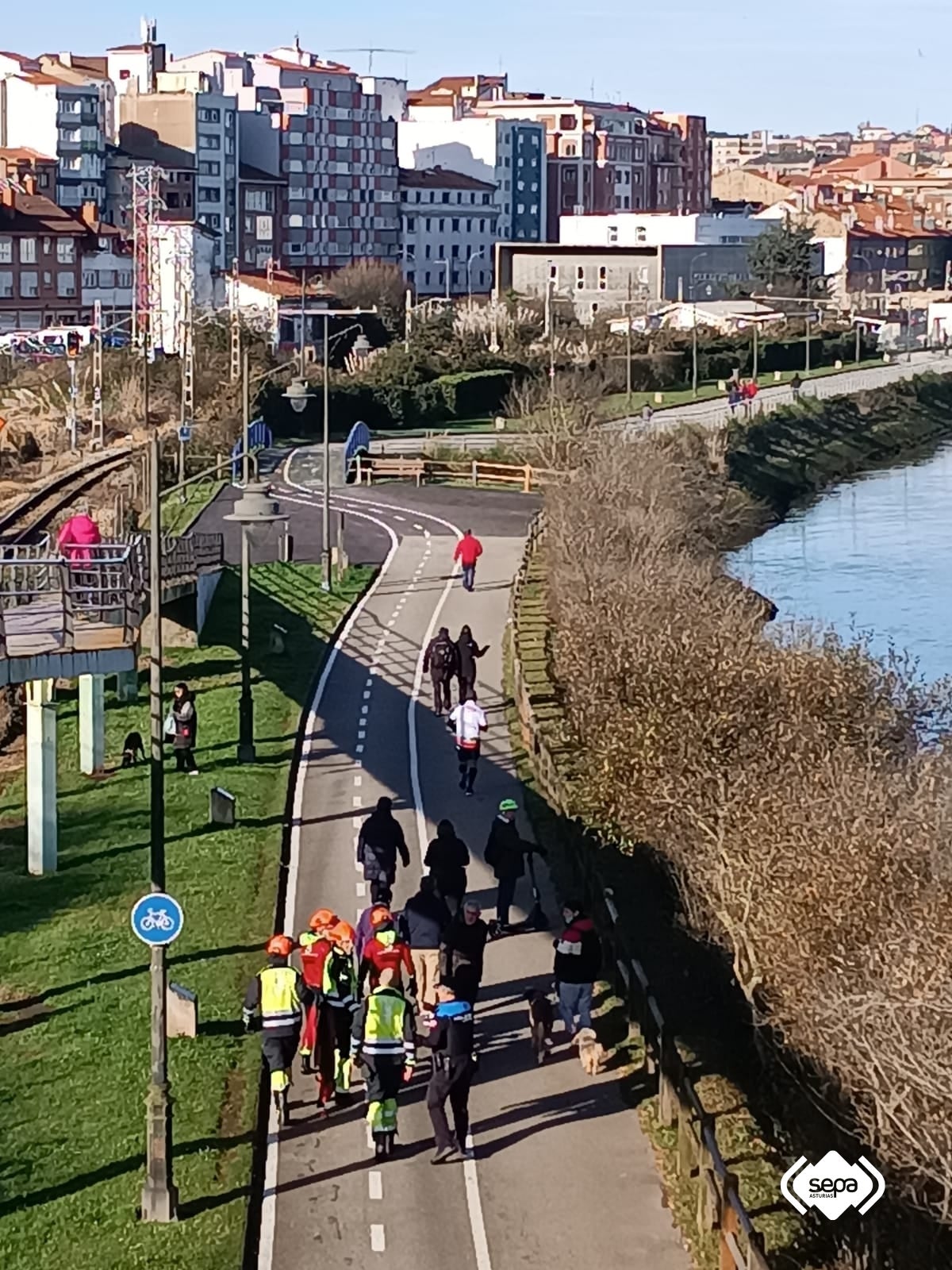 Una furgoneta en la ría de Avilés: las imágenes que deja el accidente