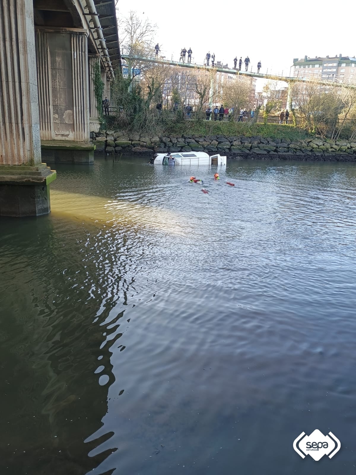 Una furgoneta en la ría de Avilés: las imágenes que deja el accidente