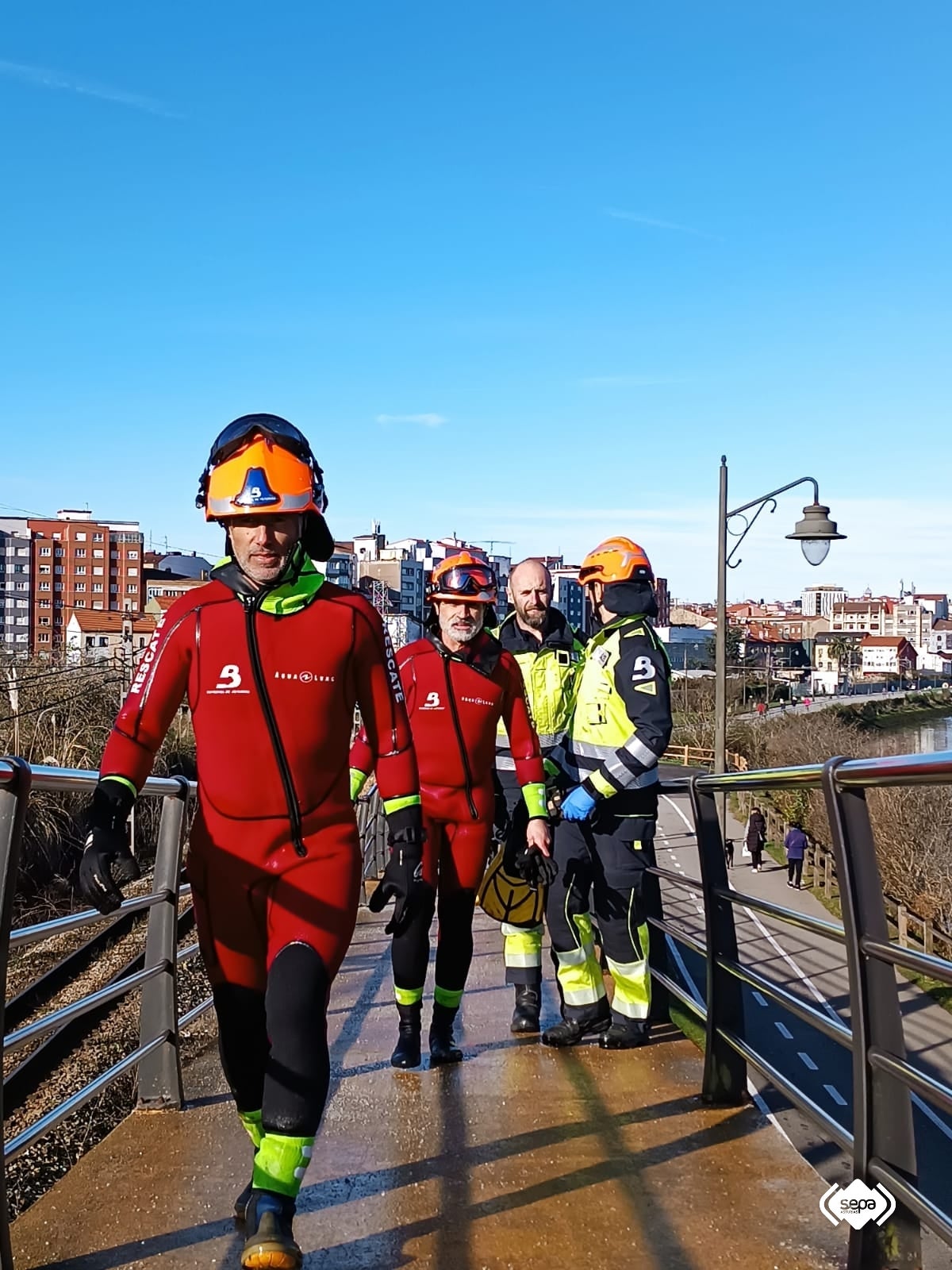 Una furgoneta en la ría de Avilés: las imágenes que deja el accidente