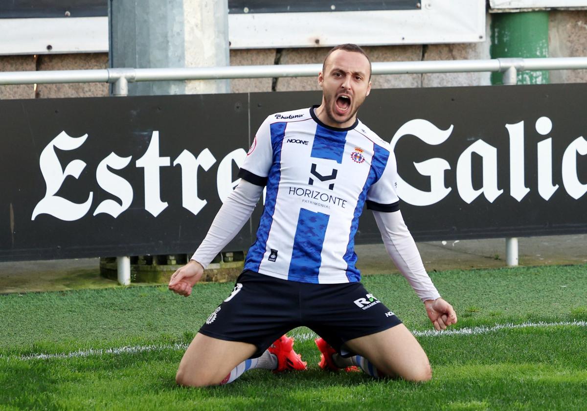 Álvaro Santamaría celebra uno de los dos goles conseguidos por el Real Avilés el domingo frente al Coruxo en O Vao.