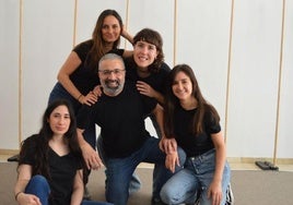 El elenco de la obra 'desTROYAndo', de Victoria Álvarez Musetti.