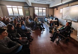 José Luis Capitán, 'Capi', durante la charla que ofreció ayer en el Instituto Doctor Fleming de Oviedo.