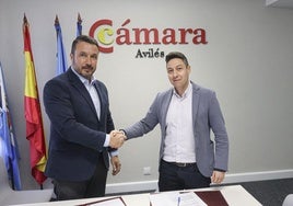 Daniel González y Daniel Rodríguez, presidentes de la Cámara de Comercio de Avilés y del Club de Empresas, respectivamente, sellan el acuerdo.