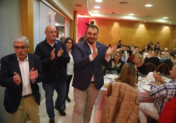 Monchu García y Adrián Barbón, en la cena de navidad del PSOE de Gijón.