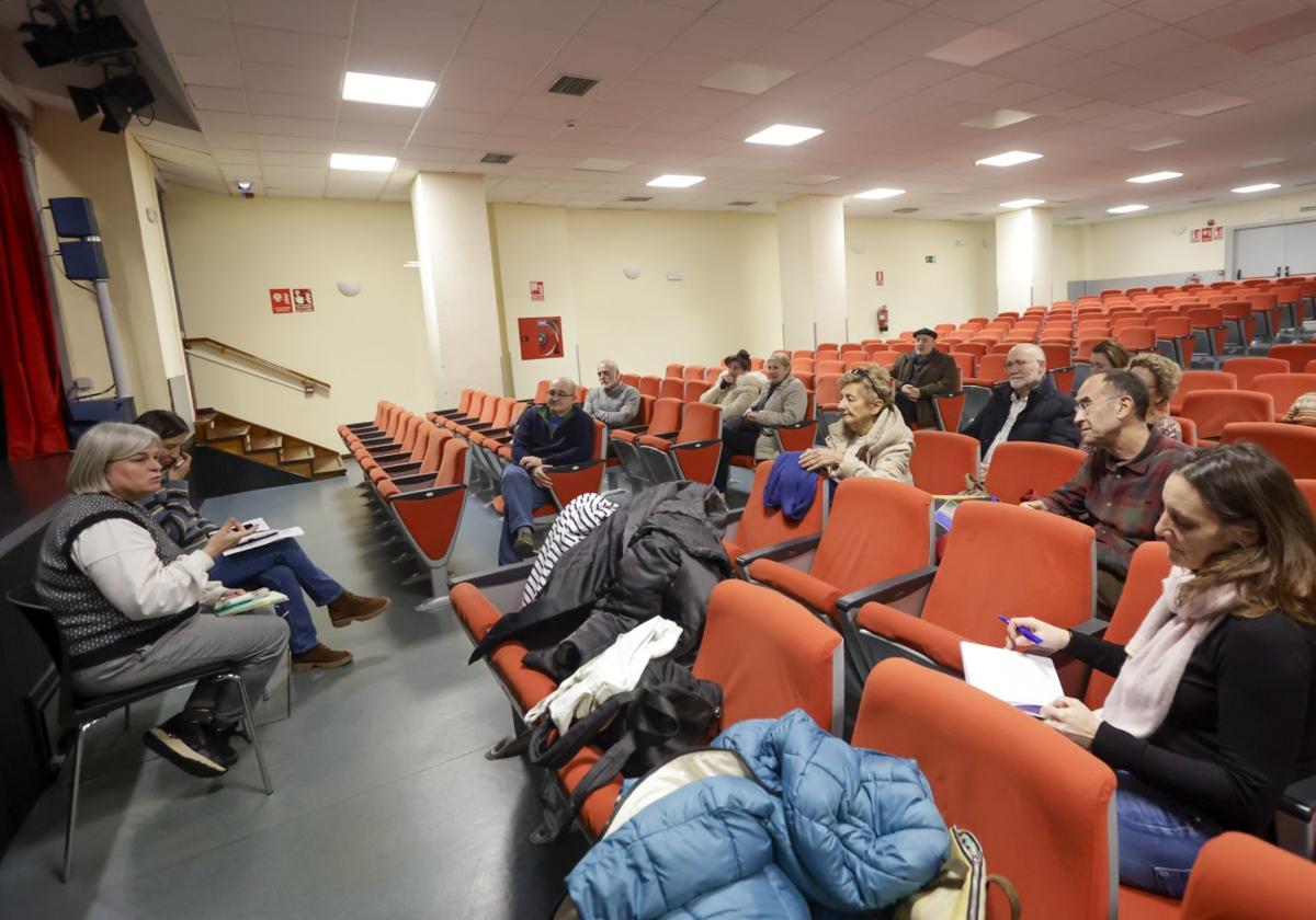 El Ateneo de La Calzada acogió la reunión de la Plataforma Anticontaminación.