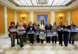 Los premiados, con el alcalde Alfredo Canteli y la edil Leticia González.