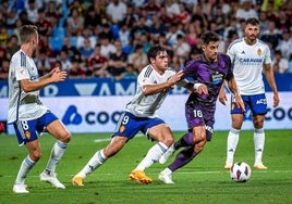 De la Hoz, el jugador que está a punto de entrar en el Real Oviedo, controla un balón perseguido por Azón.