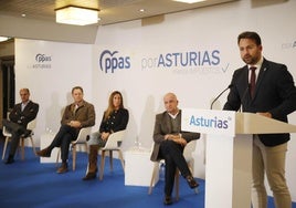 Álvaro Queipo, a la derecha, durante la presentación de su propuesta fiscal, tras el coloquio en el que participaron, de izquierda a derecha, Íñigo Cabal, Félix Baragaño, Ángela Pumariega y Rubén Castro.