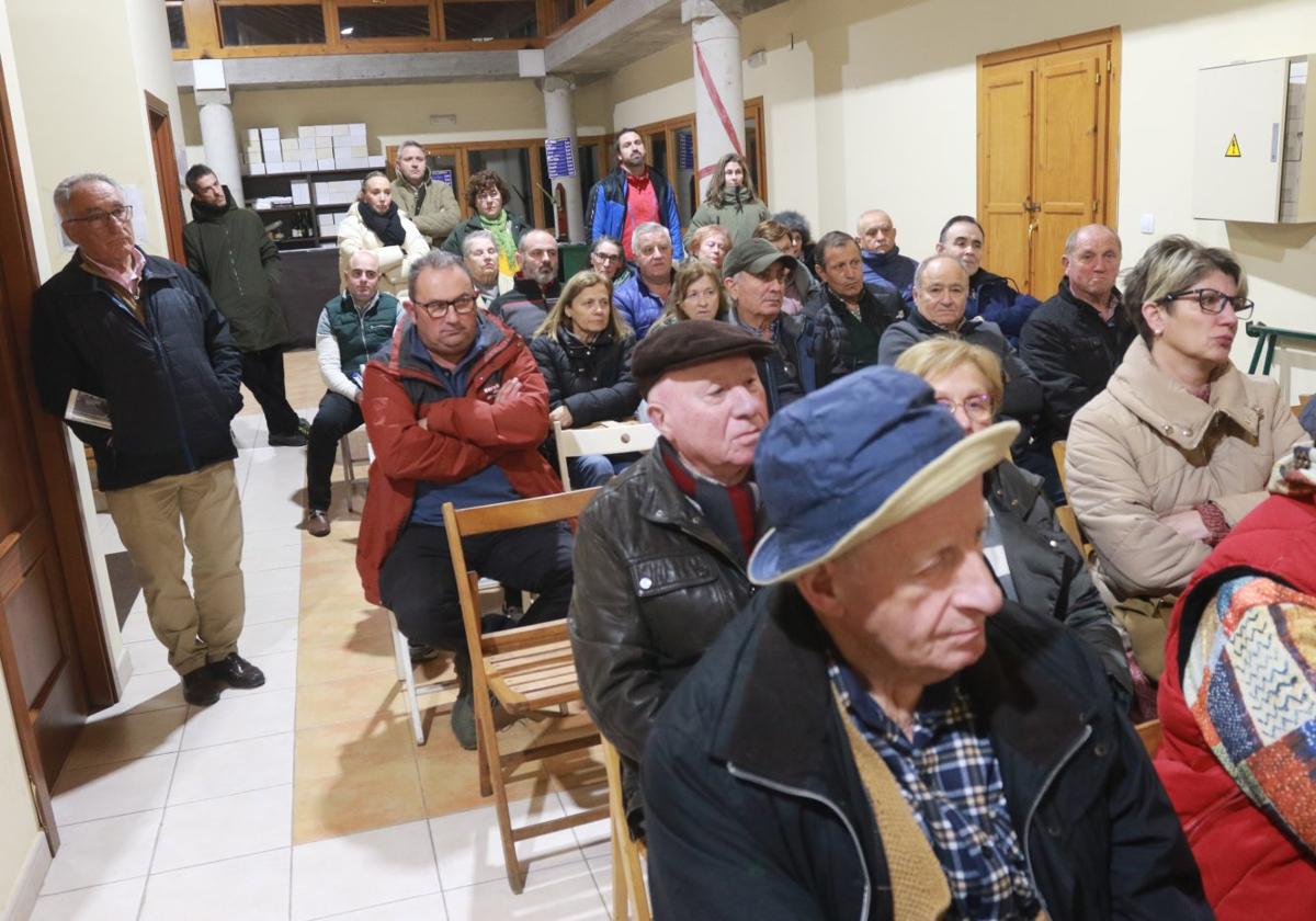 Asamblea vecinal en Lavandera para informar del segundo parque de baterías proyectado en la parroquia.