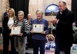 Las homenajeadas Mari Luz y Filomena Martínez, entre Raquel Álvarez, presidenta de la DOP Queso Afuega'l Pitu, y el alcalde de Grado, José Luis Trabanco .