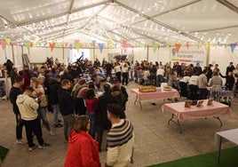 Concurso de tortillas salonas de Les Comadres del pasado año, en la carpa instalada dentro de la plaza cubierta de Pola de Siero.