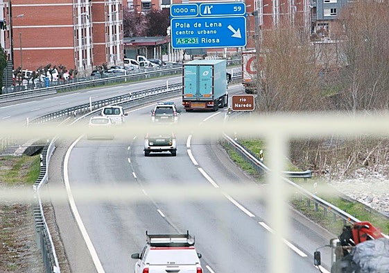 La autopista A-66 a su paso por Pola de Lena.