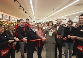 Nuria García, Jorge Suárez, José Manuel Ferreño , Isabel Fernández, Mariví Monteserín, José López Caamaño, Manuel Campa y Adrián Vázquez tras el corte de la cinta inaugural.