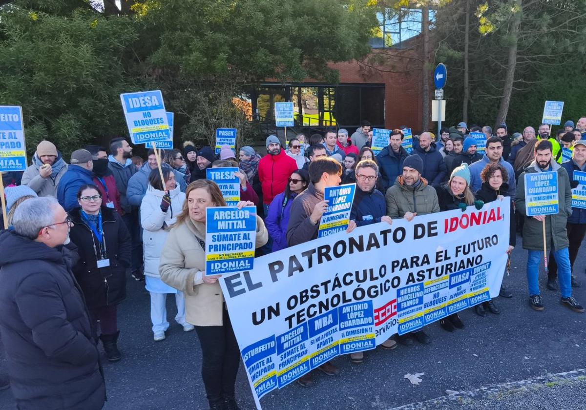 Trabajadores de Idonial, concentrados en el centro de Llanera.