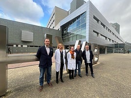 Sergio Pérez-Holanda, primero por la izquierda, con personal del Álvarez-Buylla en la celebración de los diez años de este hospital.