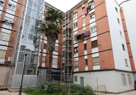 La comunidad de Pelayo 17 lleva meses con la obra del ascensor paralizada y las escaleras del edificio expuestas a la intemperie