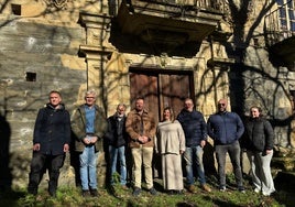 De izquierda a derecha, el arquitecto Luis Blanco; Marcos Niño, director general de Reto Demográfico; José Jardón, concejal del Ayuntamiento de San Martín de Oscos; Abel Lastra, alcalde de Villanueva de Oscos; Gimena Llamedo, vicepresidenta del Gobierno de Asturias; Pedro Álvarez, alcalde de San Martín de Oscos; Francisco López, alcalde de Santa Eulalia de Oscos, y Jenny Freije, presidenta de la Asociación de Turismo de Oscos