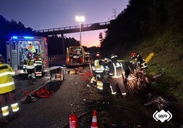 Brutal choque entre un camión y un coche en la Autovía del Cantábrico