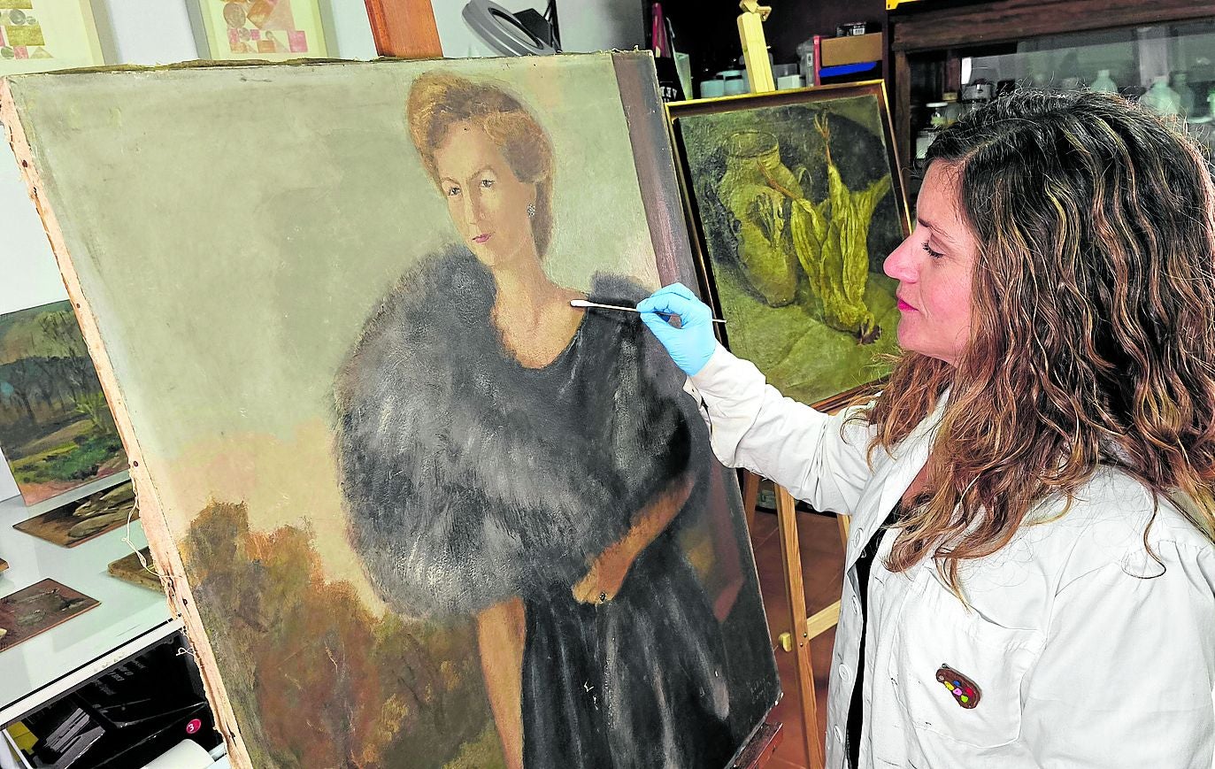 Laura Rodríguez Noval, en su taller de Gijón, por el que han pasado grandes del arte.