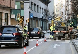 Obras en la avenida de la Costa, en Gijón.