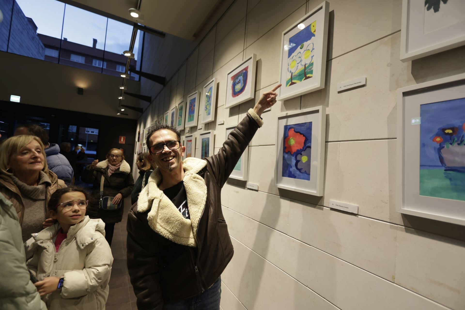 Residentes del Centro de Apoyo a la Integración APTA de Gijón exponen su arte