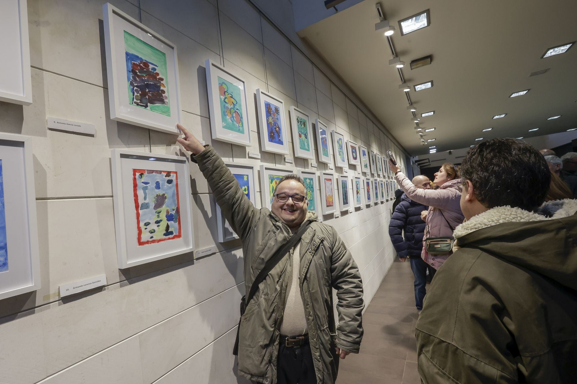 Residentes del Centro de Apoyo a la Integración APTA de Gijón exponen su arte