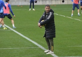 Javier Calleja, en un entrenamiento del Real Oviedo.