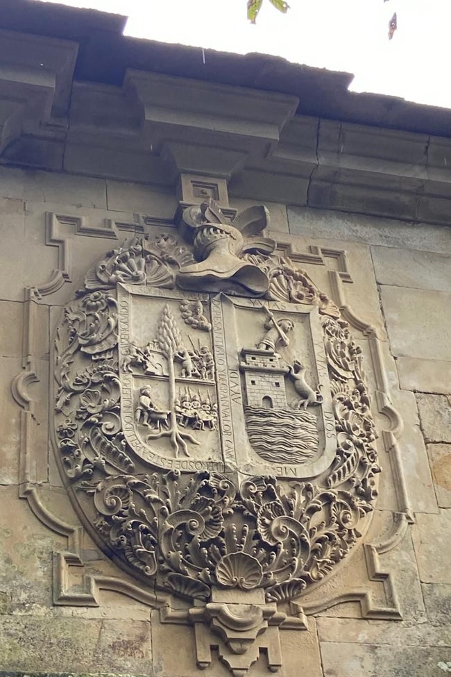 El escudo de la portada es el mejor conservado de su época en toda España.