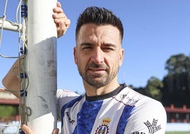 Natalio Lorenzo, ayer con la camiseta del Real Avilés Industrial y su brazalete de capitán en La Toba.