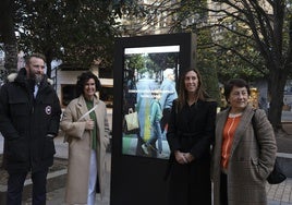 Daniel Martínez Junquera, Sara Menéndez, Pumariega y Carmen Moreno, junto al tótem informativo de la plaza de Italia.