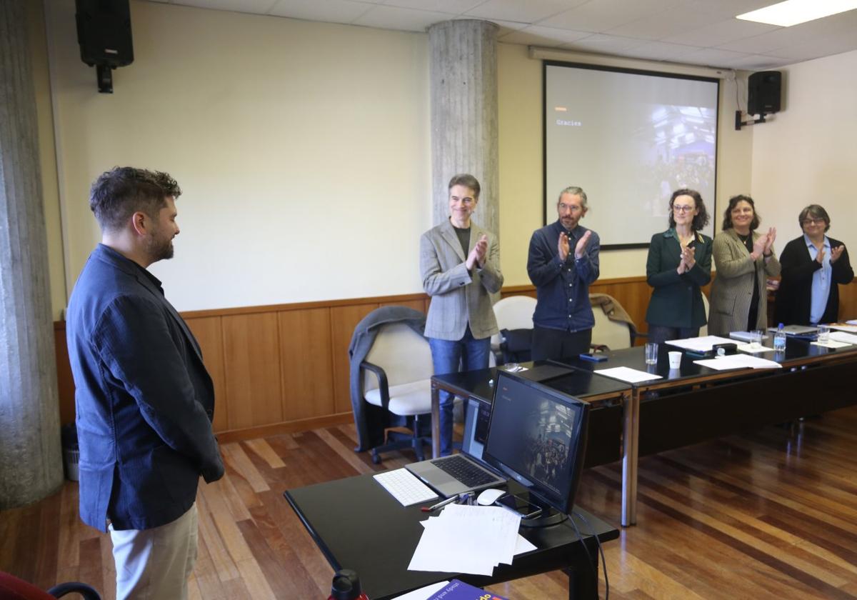 L'historiador Llorían García,aplaudíu pol tribunal.