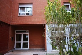 El portal del edificio donde residían la víctima y el acusado.