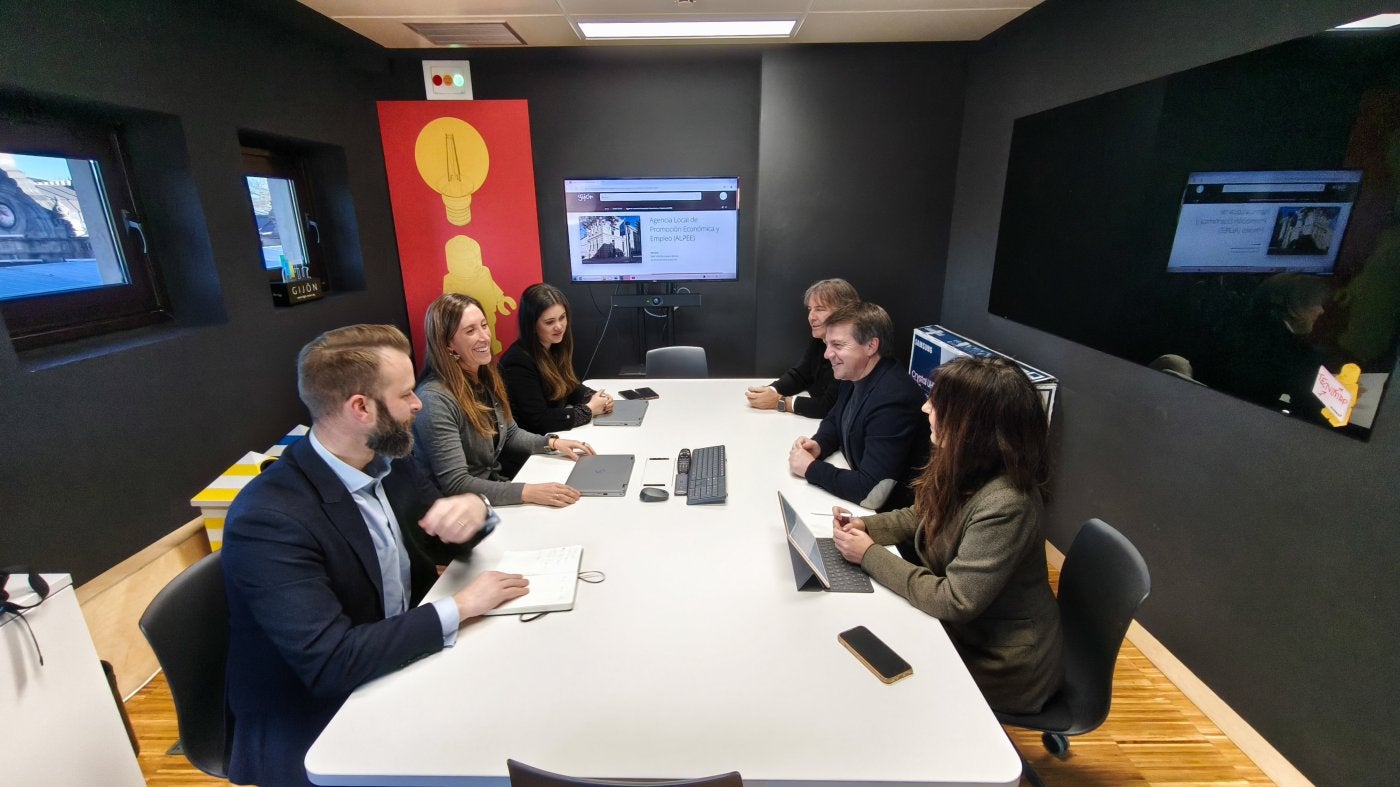 Daniel Martínez Junquera, Ángela Pumariega y Carla Álvarez Sanjurjo, durante su reunión con representantes de Otea en Asturias y Gijón.