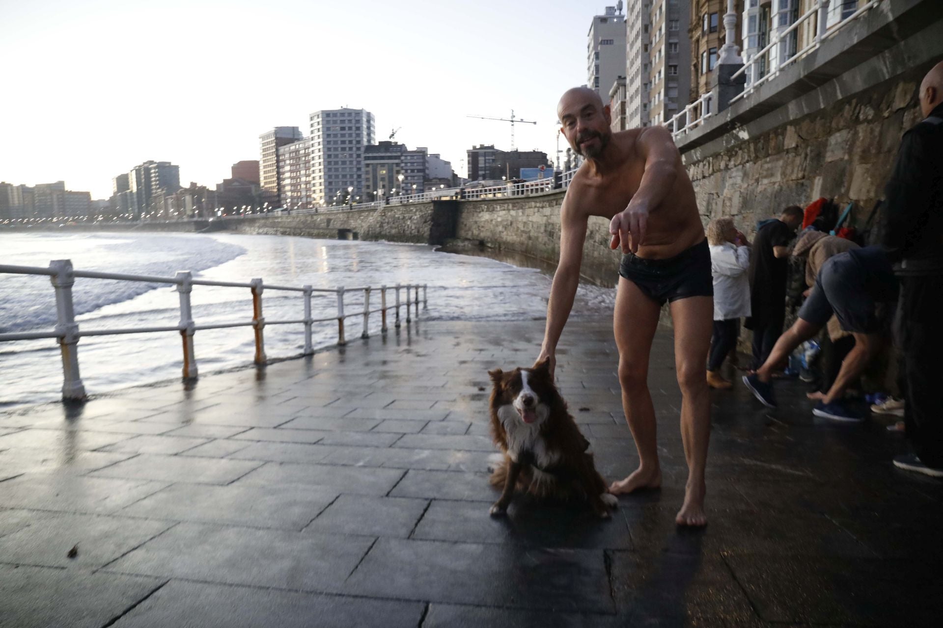 Un chapuzón en Gijón a pesar del frío