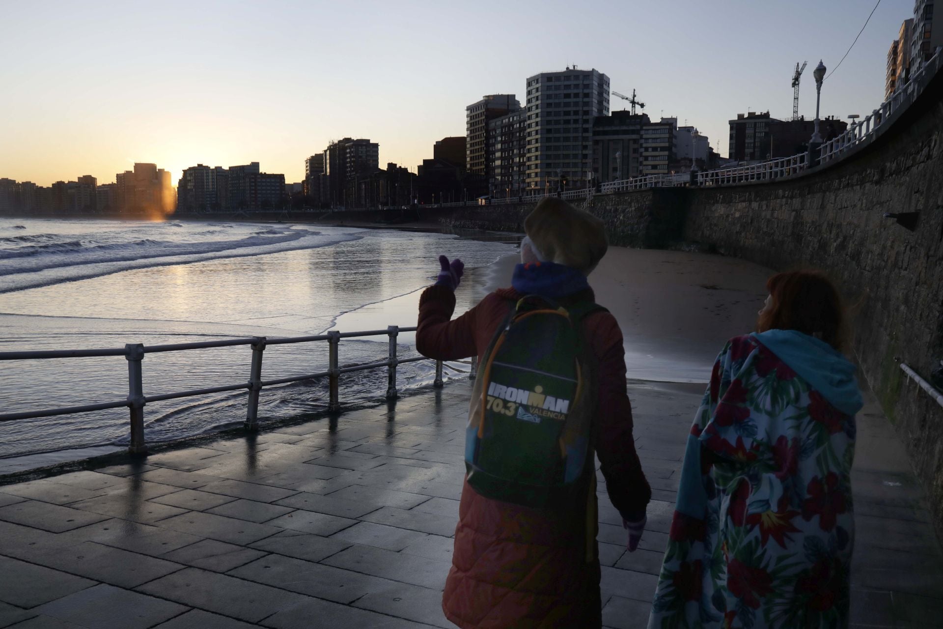 Un chapuzón en Gijón a pesar del frío