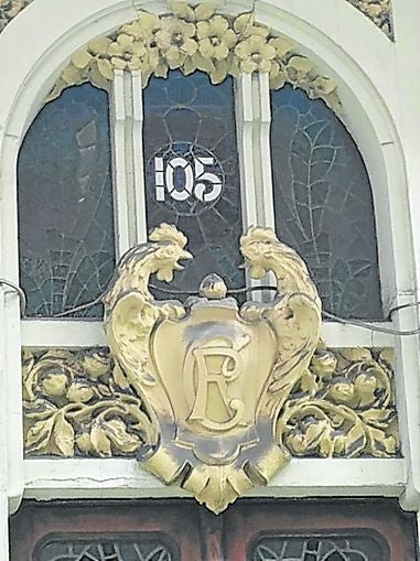 2023. Gallos peleando en el anagrama del edificio de Ricardo Cid.
