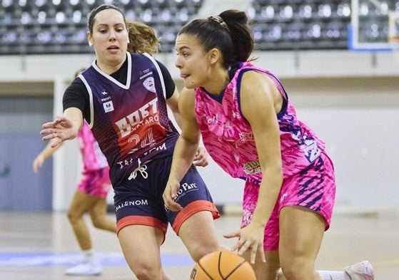 Sara Fraile, jugadora del Adba Sanfer Art-Chivo, avanza con el balón en el partido frente al Boet Mataró en El Quirinal.