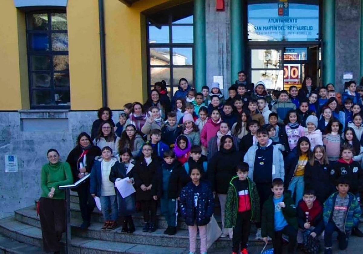 Los alumnos samartiniegos tras participar en el pleno infantil en el Ayuntamiento de San Martín del Rey Aurelio.
