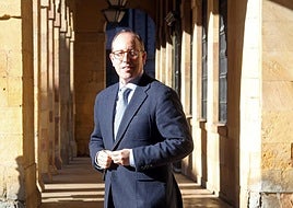 Mario Arias Navia, en los arcos de la plaza del Ayuntamiento.