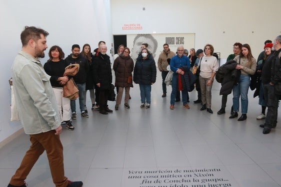 Llorián García condujo la última visita guiada por la exposición.