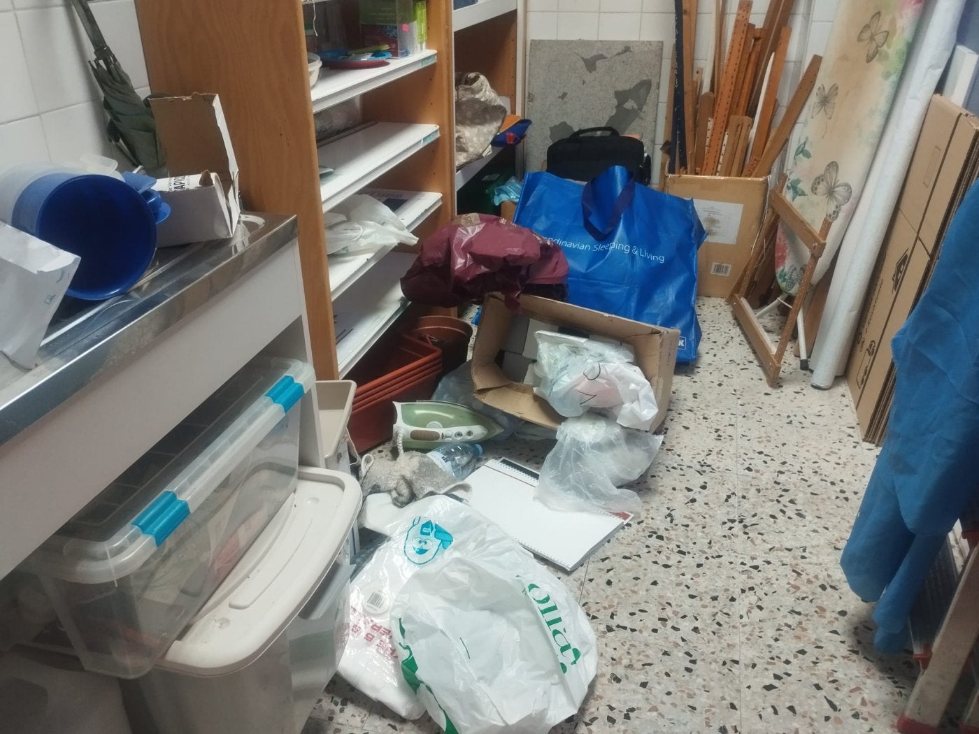 Los asaltantes dejaron material revuelto.