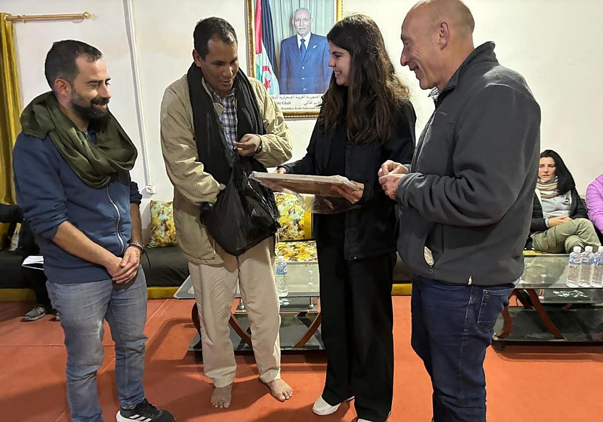 David García, Raquel Ruiz y Agustín Medina, en su visita a Argelia.
