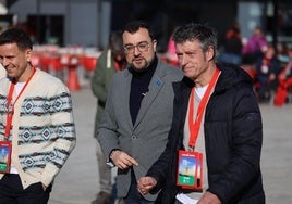 Barbón, a su llegada esta mañana al Centro Niemeyer, donde se celebra el congreso de la FSA, acompañado del secretario de Organización del SOMA, José Luis Fernández Roces.