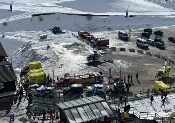 Las primeras ambulancias y helicópteros, en la zona habilitada en el aparcamiento de Astún, vistos desde el apartamento de José María