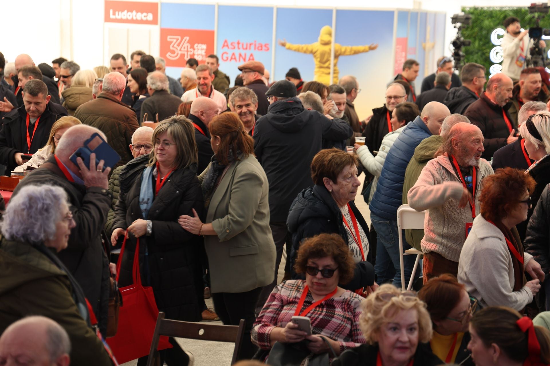 El Niemeyer de Avilés, abarrotado por el congreso socialista