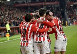 Queipo, Róber Pier, Diego Sánchez y Dubasín felicitan a Guille Rosas por su gol.