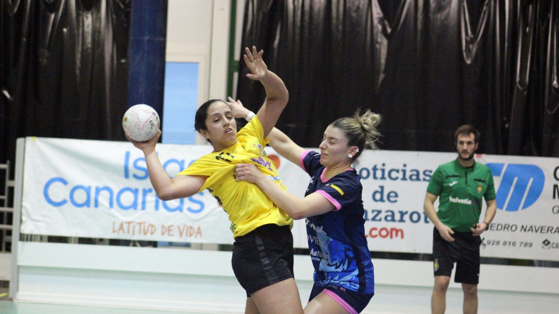 La central del Lobas Marta da Silva agarra a la local Mónica Cabrera.