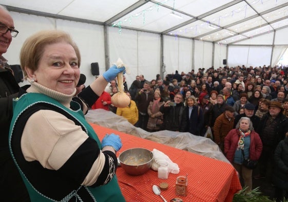 La artesana Margarita Mier explica cómo se elabora el afuega'l pitu roxu al público.